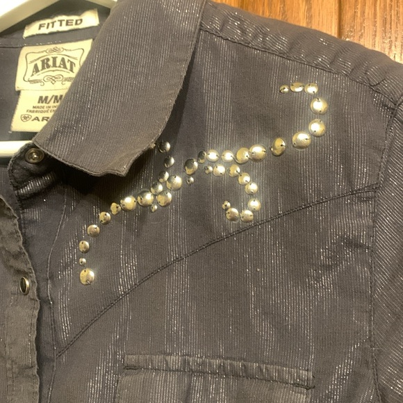 Woman’s fitted ARIAT long sleeve detailed snap up shirt - Picture 3 of 6